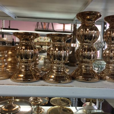 Shiny gold round candle holder