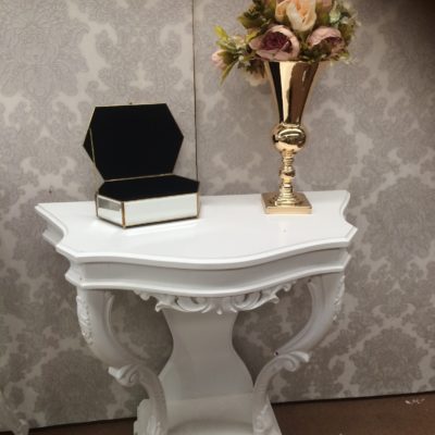 Magestic white console