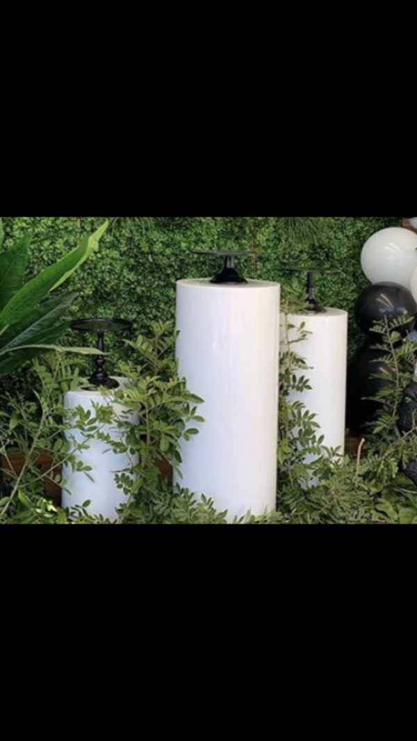50cm x 30cm white round plinth